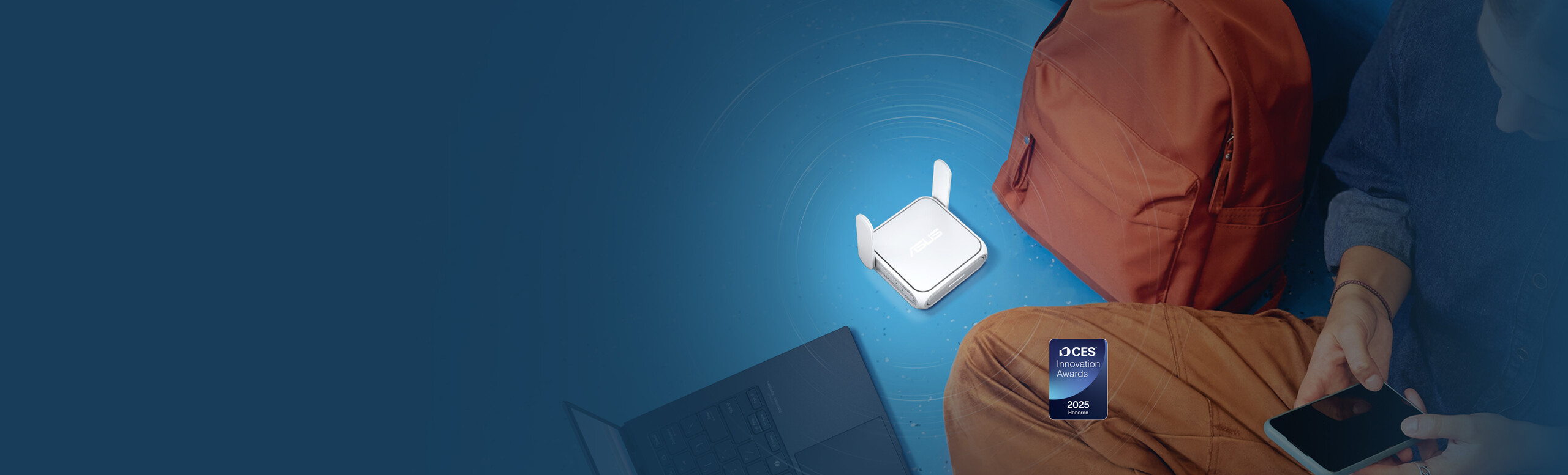 Une femme est assise par terre, utilisant un smartphone et un ordinateur portable, avec l'ASUS RT-BE58 Go placé à proximité, à côté d'un sac à dos, arborant le logo du prix CES Innovation Award 2025.