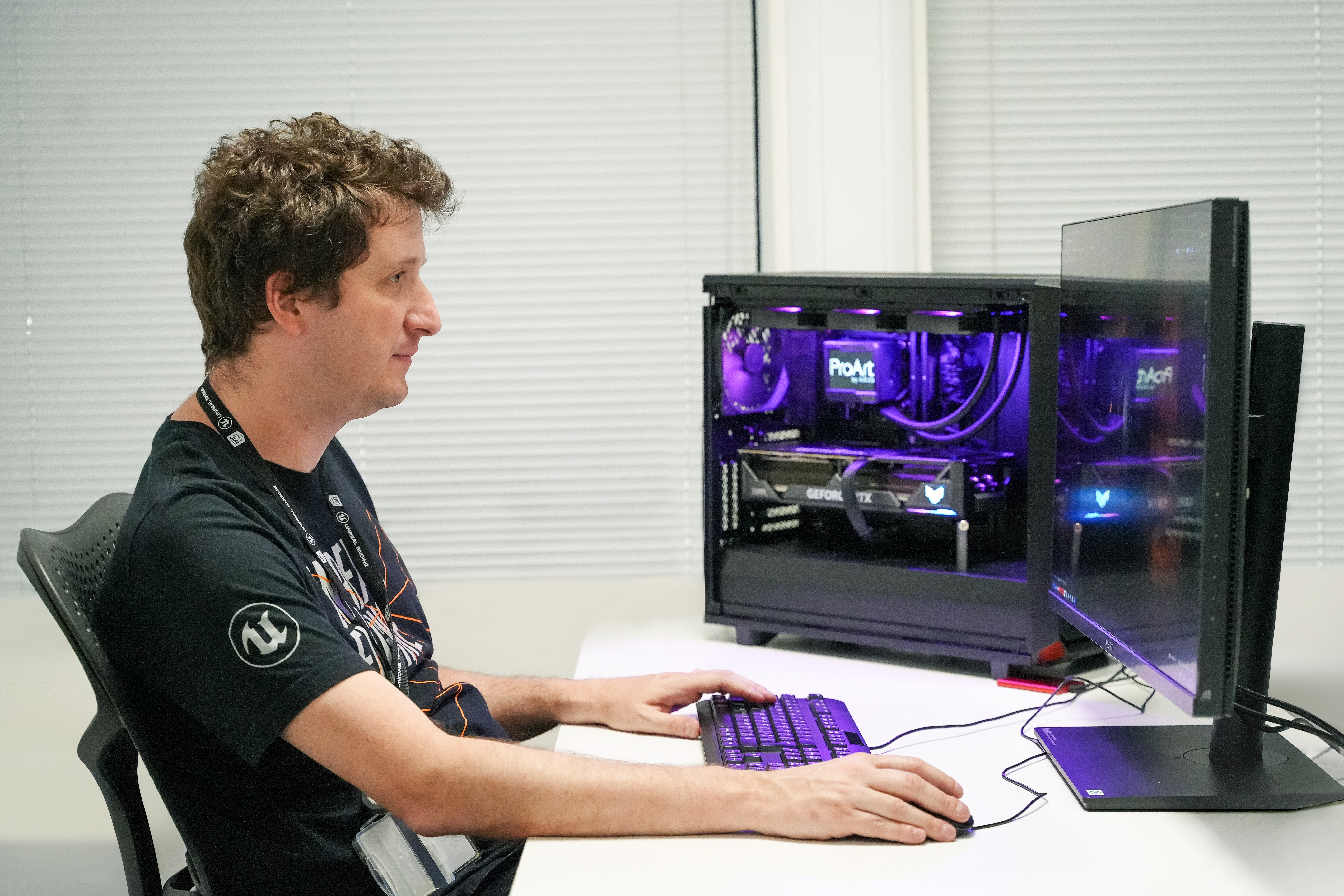 一位專業動畫與遊戲設計師建造了一台專業的電腦。
