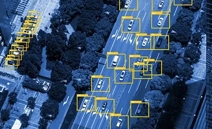 The road detection display shows numerous cars highlighted with yellow boxes.