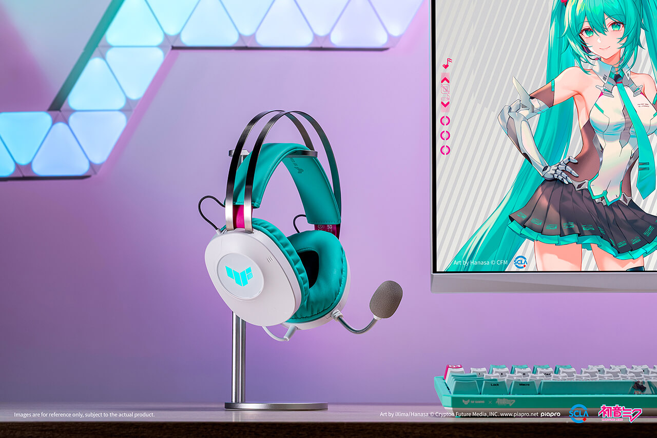 初音未來遊戲周邊裝置，包含從左側角度觀看的 TUF Gaming H1 Gen II Hatsune Miku Edition 耳機，旁邊有螢幕和鍵盤。
