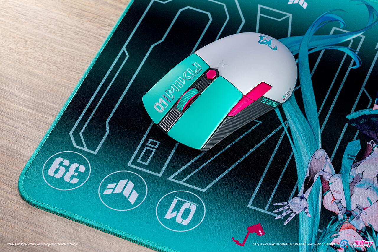 TUF Gaming Mini Wireless Mouse 無線滑鼠置於 P1 Hatsune Miku Edition 滑鼠墊上。