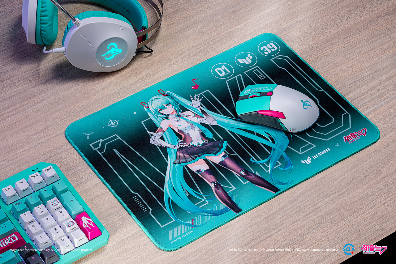初音未來遊戲周邊裝置的俯視圖，例如 TUF Gaming H1 Gen II 耳機、K3 Gen II 鍵盤、Mini Wireless Mouse 無線滑鼠及 P1 滑鼠墊。