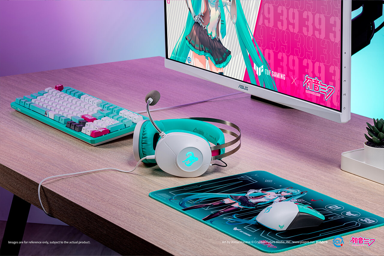 從右側角度觀看初音未來遊戲周邊裝置，包含 TUF Gaming H1 Gen II 耳機、K3 Gen II 鍵盤、Mini Wireless Mouse 無線滑鼠及 P1 滑鼠墊。