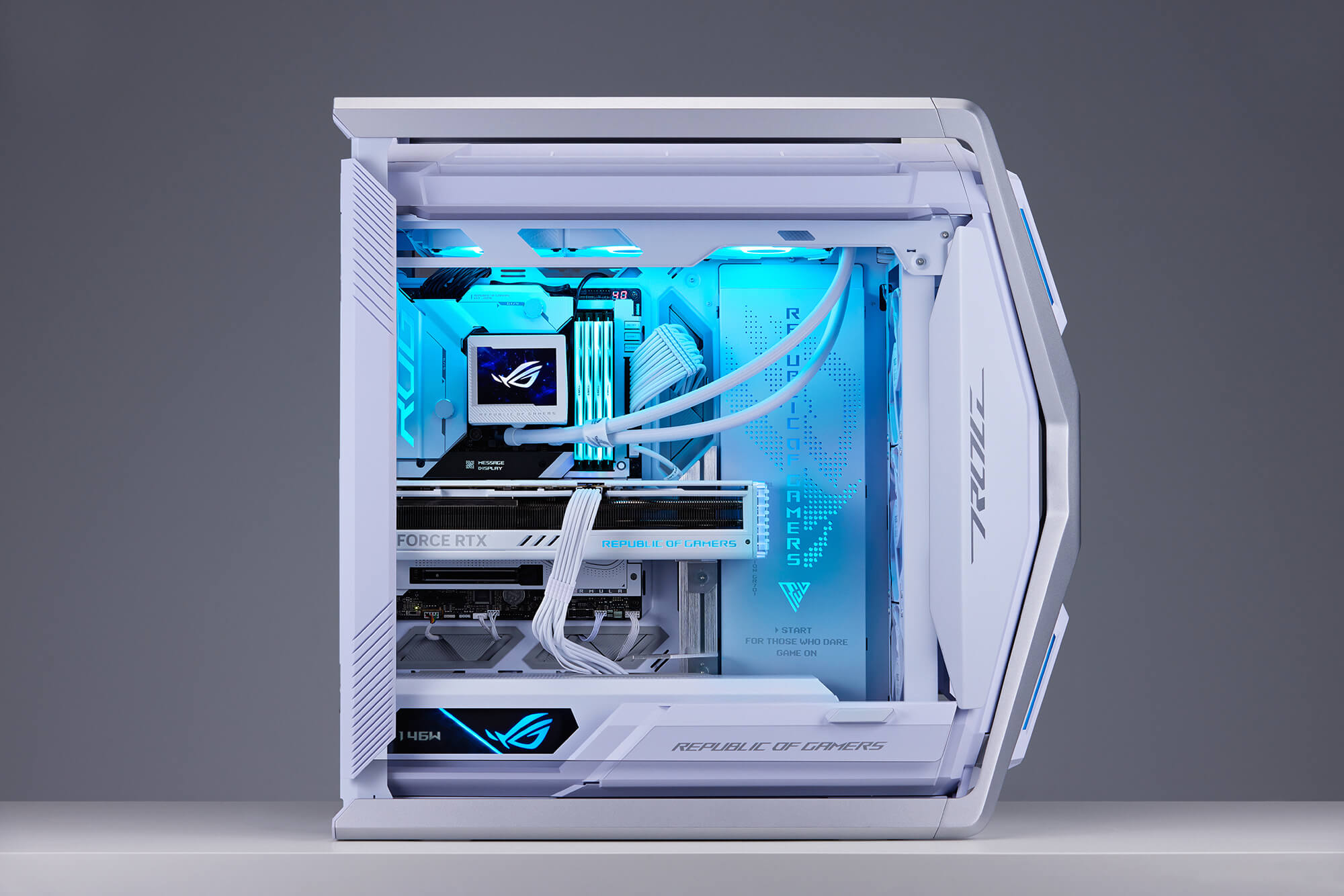 Photo sous un angle de 45 degrés de la configuration du PC Frozen Throne.